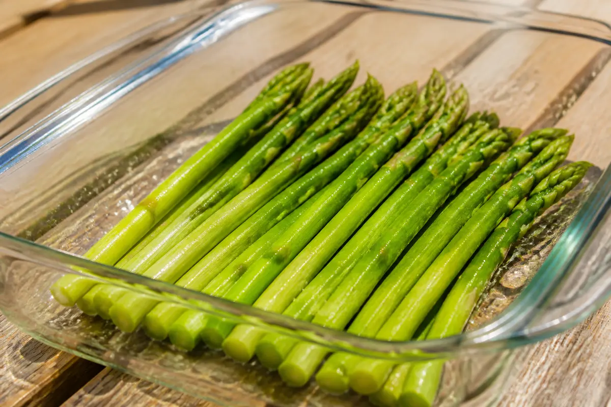 Plat en verre contenant des asperges prêtes pour la cuisson au micro-ondes