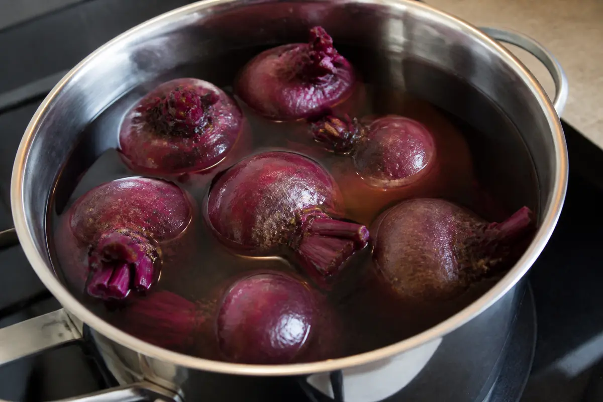 Cuisson de betteraves rouges dans une casserole d'eau bouillante sur la cuisinière