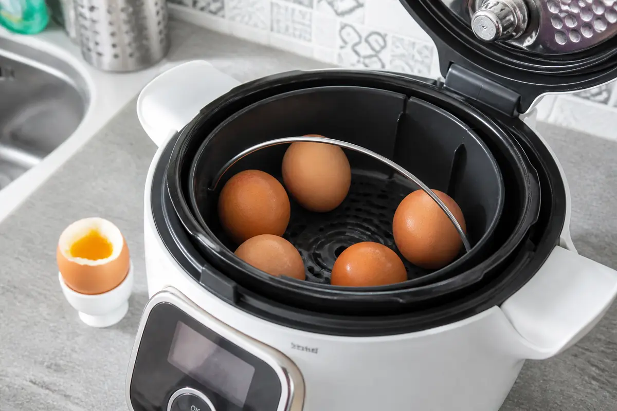 Oeufs à la coque cuits au Cookeo avec un œuf ouvert à côté