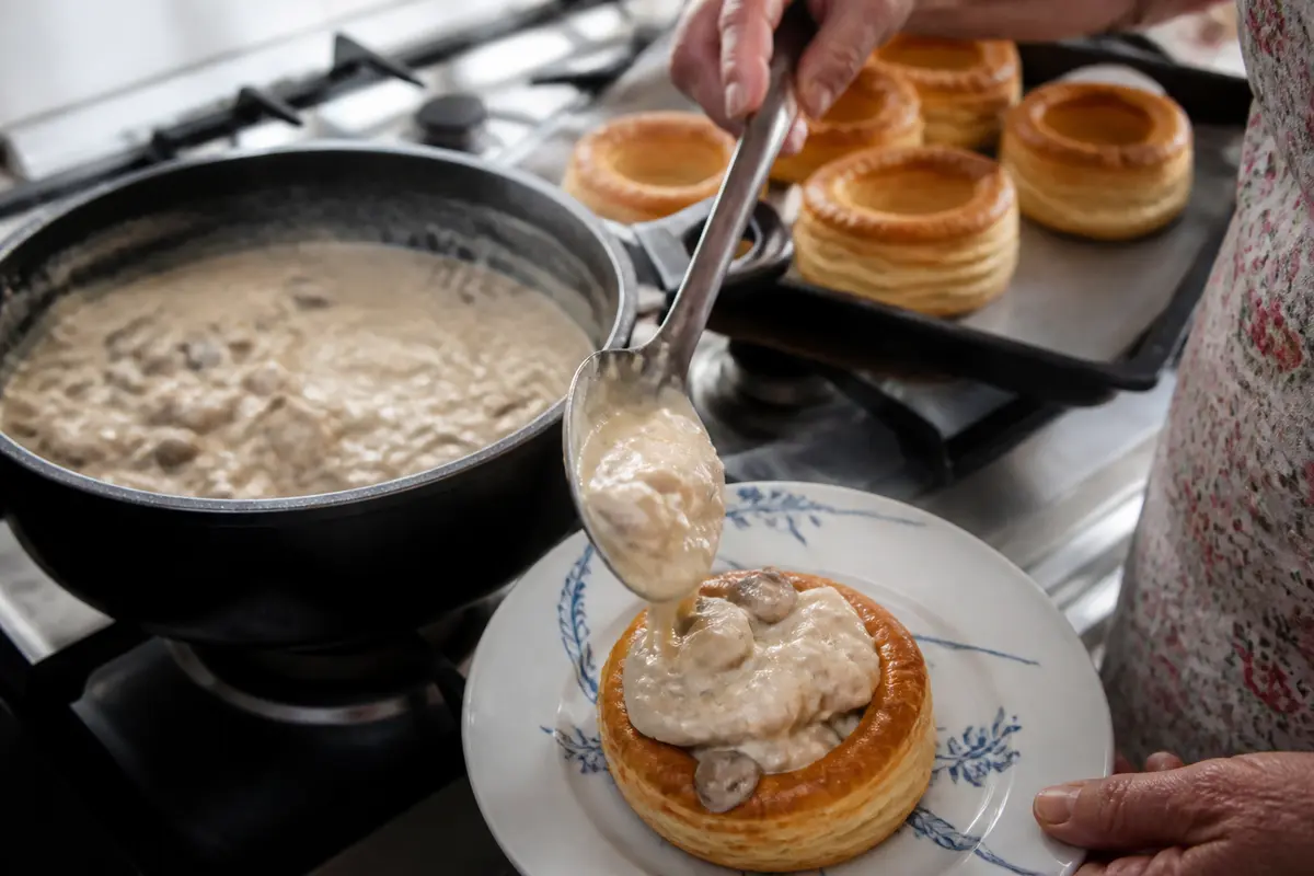 Préparation d'une recette de vol-au-vent de grand-mère avec garniture crémeuse aux champignons